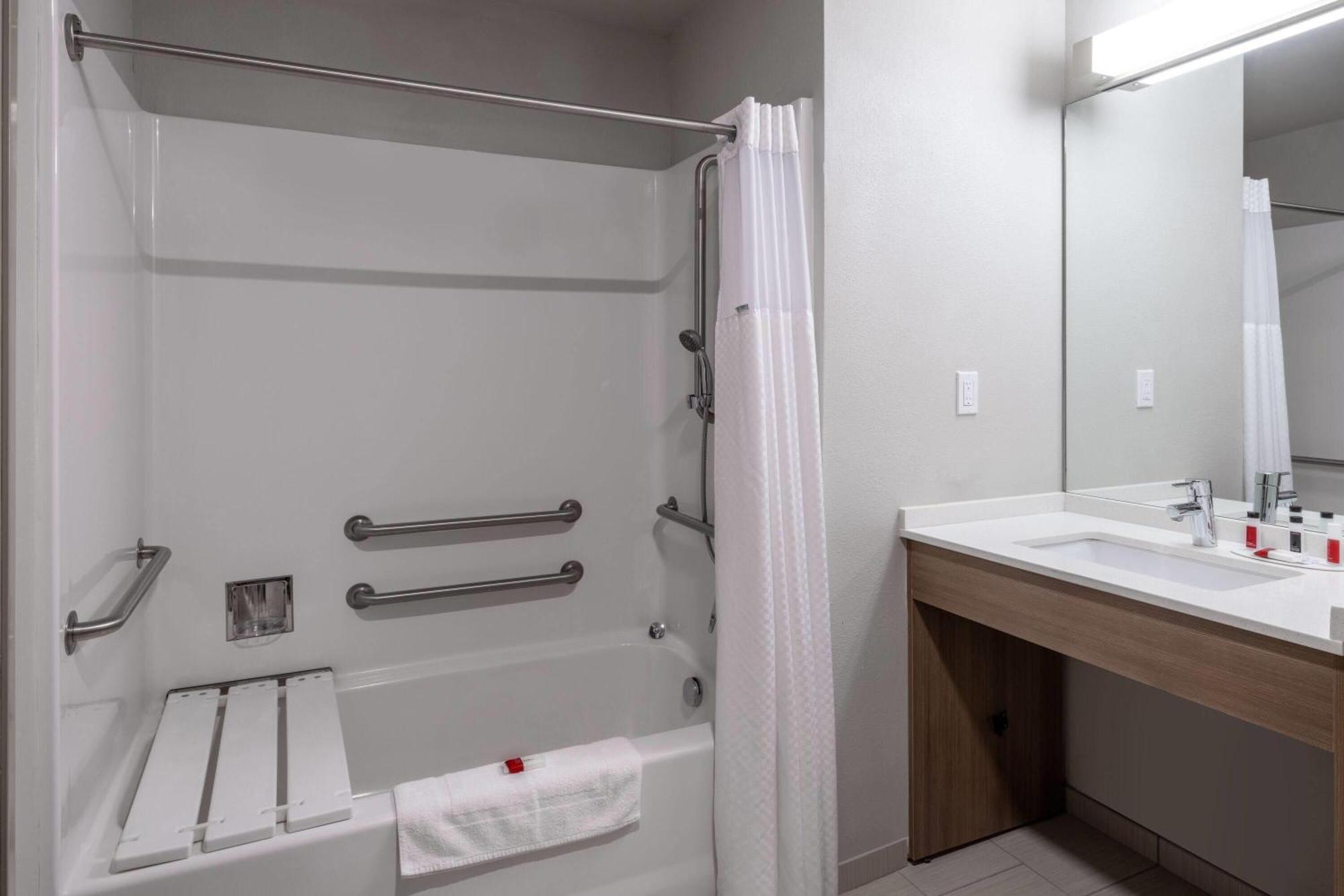 Microtel Inn & Suites By Wyndham Georgetown Lake Εξωτερικό φωτογραφία